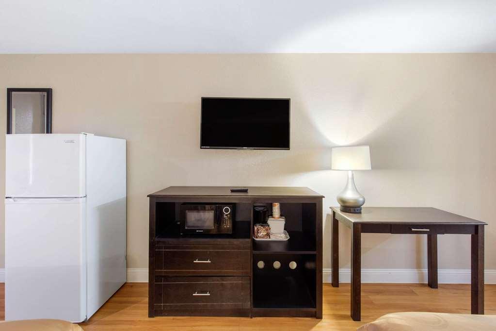 Quality Inn & Suites Port Arthur - Nederland Room photo