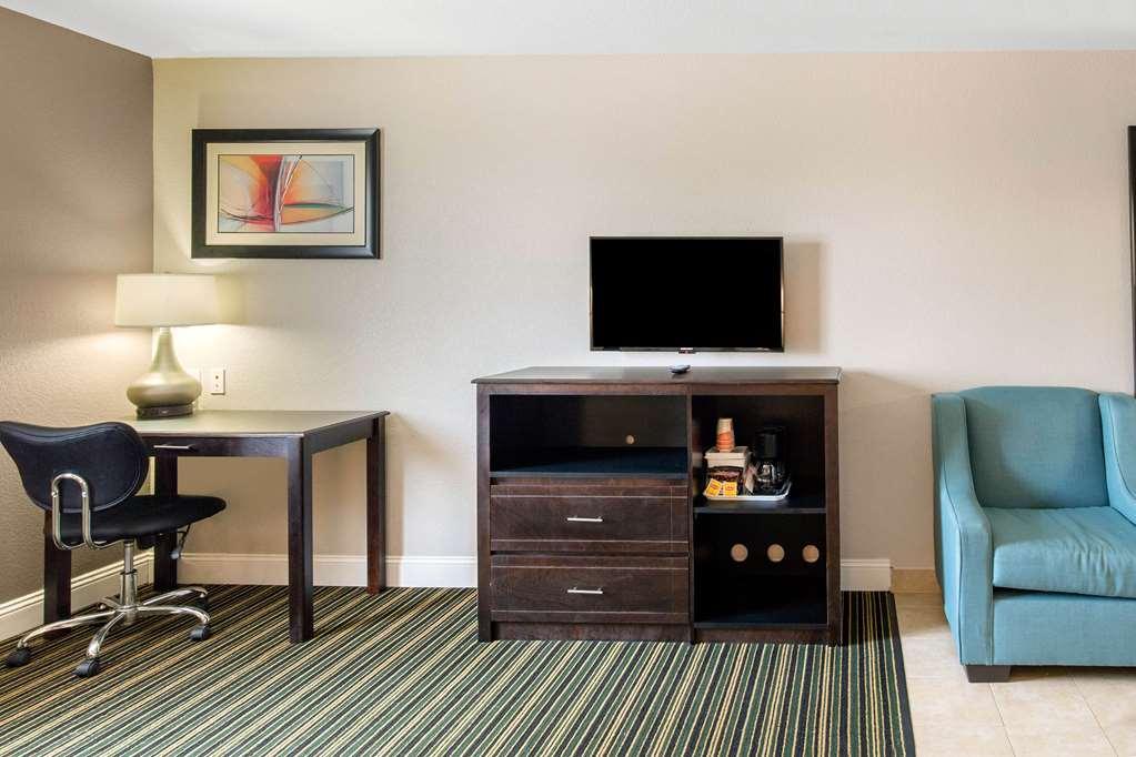 Quality Inn & Suites Port Arthur - Nederland Room photo
